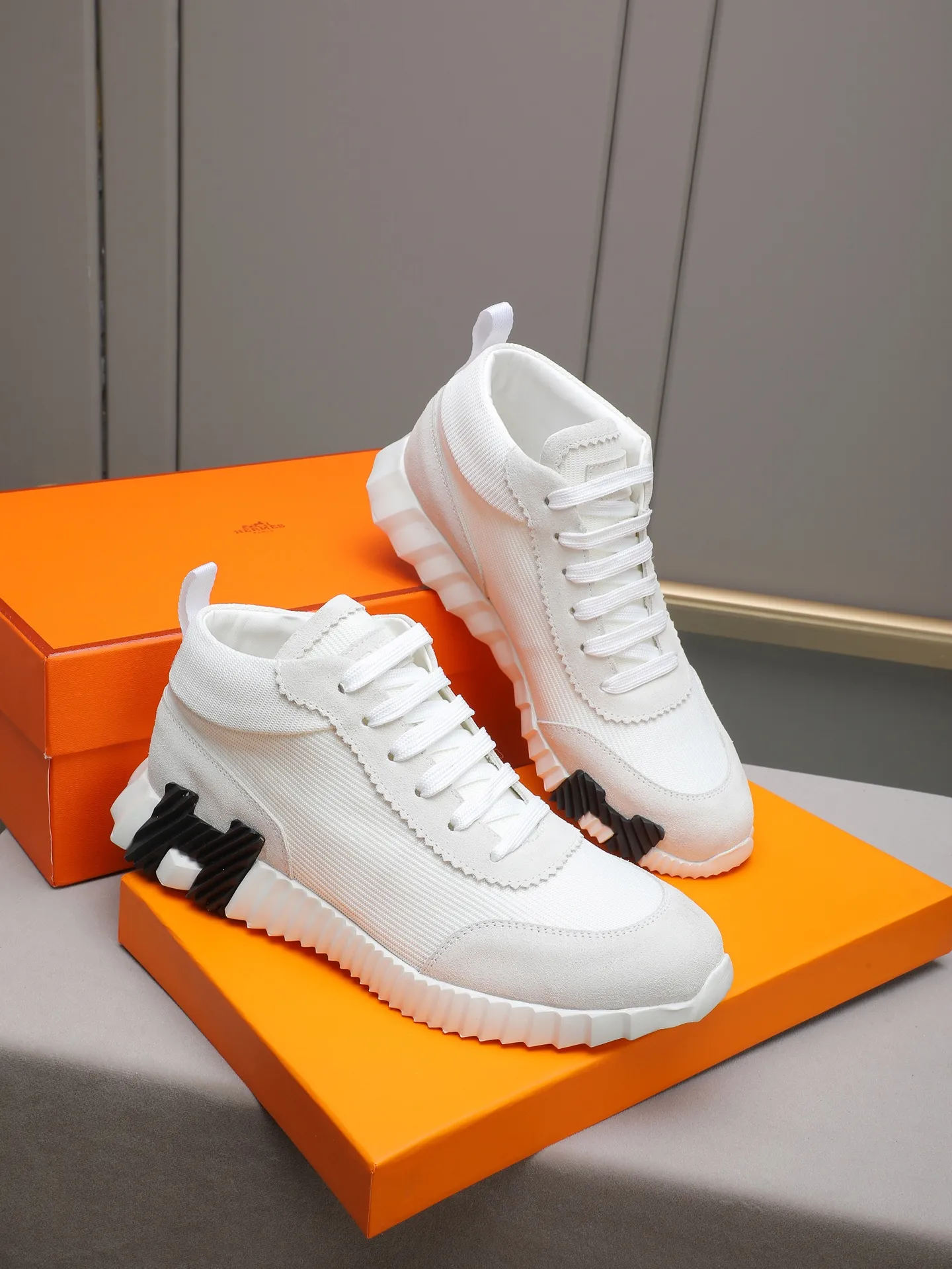 PPP460 (Hermes high-top men's shoes)🆕Men's sports shoes, decorated with textured calfskin details. Spliced ​​with original cowhide, this shoe draws inspiration from the equestrian world, integrating technical details and practical functions. Breathable sheep lining, original combination outsole, high-end quality, and every detail is perfectly combined! Size: 38-44 (45 can be customized)